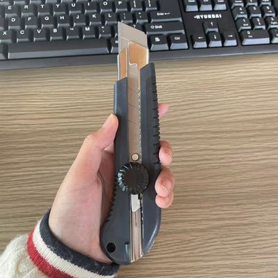 comprar 25 mm de manobra de plástico preto Snap Off faca utilitária com bloqueio rotativo para folhas finas Fabricação em linha