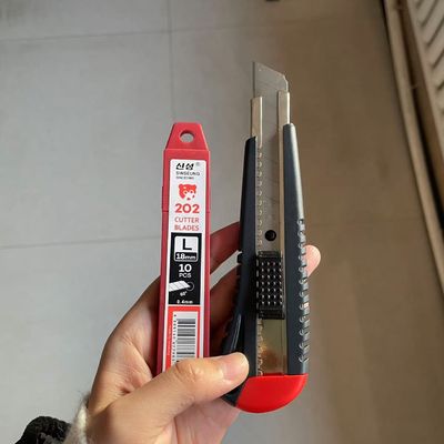 Corte de precisão com cortadores de lâmina de 18 mm em prata e espessura de 0,5 mm