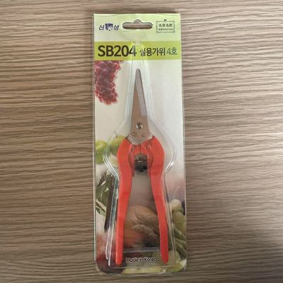 Tesoura profissional SB204 com alça vermelha