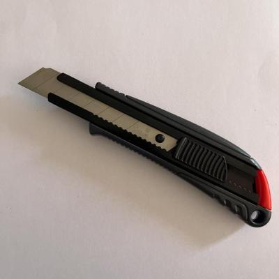 As facas de corte de 18 mm variam de acordo com o uso, garantindo durabilidade e confiabilidade para o seu negócio