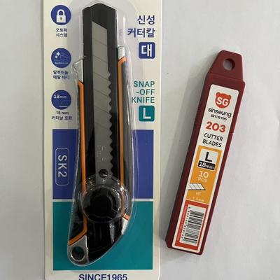 Estilete ergonômico com lâmina retrátil de 18mm e cabo preto e laranja